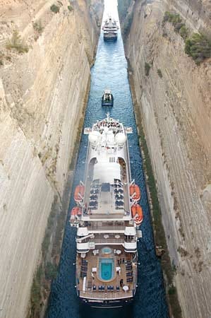 Das ist Maßarbeit für den Kapitän der "Sea Dream": Die Passage durch den Kanal Isthmus von Korinth - zwischen der Halbinsel Peleponnes und dem griechischen Festland.