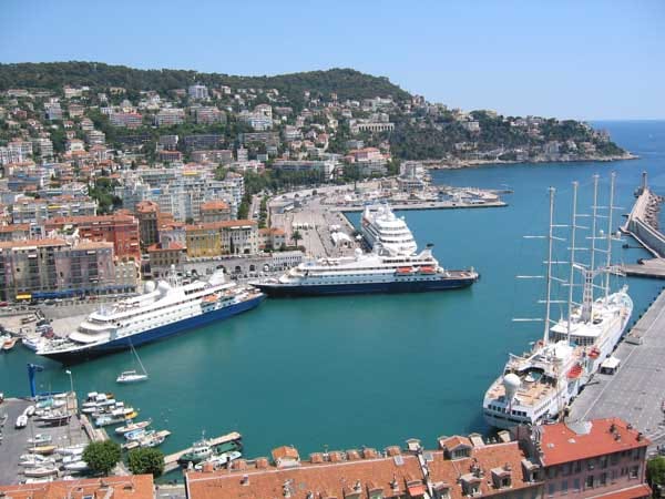 Die beiden "Sea Dream"-Schiffe am Hafen von Nizza.