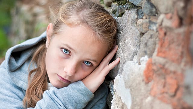 Ängste und Depressionen bei Mädchen können ihre Ursache im Babyalter haben.