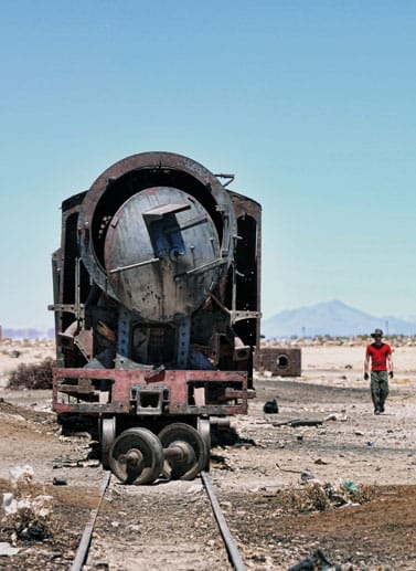 Die alten Schienen führen noch immer entlang des Salar de Uyuni, auch wenn sie schon längst nicht mehr befahren werden.