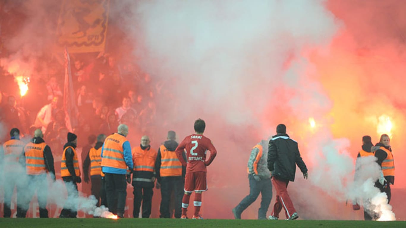 Chaoten sorgen beim Europa-League-Spiel des VfB Stuttgart für eine Spielunterbrechung.