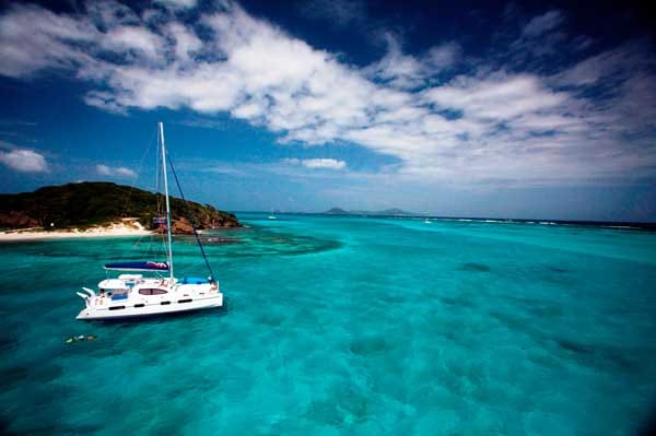 Die exklusivste Urlaubsform auf See: Yachtcharter. Wer einen Skipper bucht, kann auch ohne Segelerfahrung auf See.