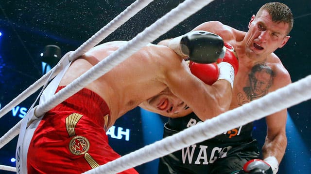 In der fünften Runde landete Herausforderer Mariusz Wach ein schweren Treffer Weltmeister Wladimir Klitschko.