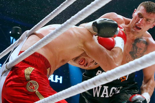 In der fünften Runde landete Herausforderer Mariusz Wach ein schweren Treffer Weltmeister Wladimir Klitschko.