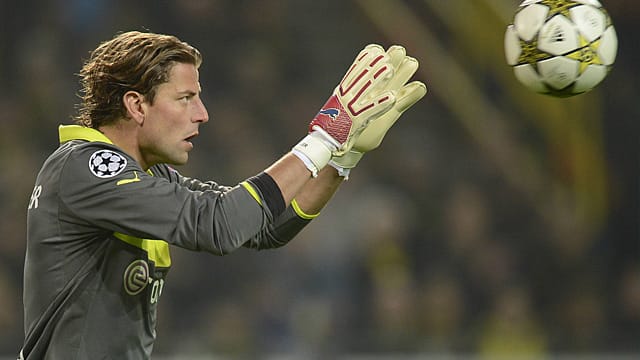 Bälle fangen darf Roman Weidenfeller nur im Trikot des BVB.