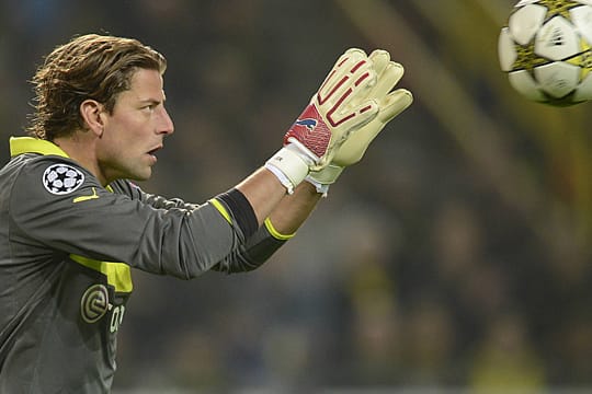 Bälle fangen darf Roman Weidenfeller nur im Trikot des BVB.