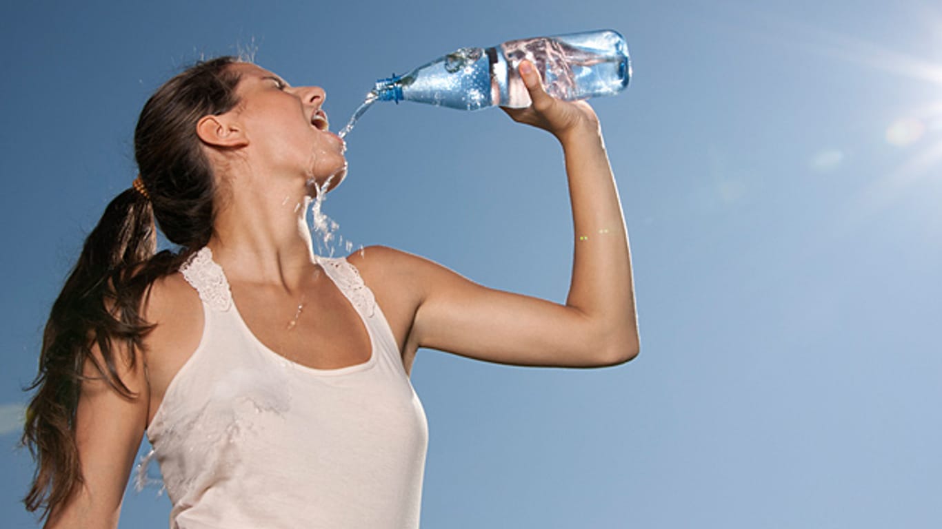 Wasser ist lebenswichtig. Doch wer zu viel trinkt, gefährdet seine Gesundheit.