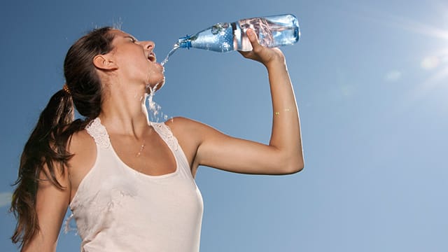 Wasser ist lebenswichtig. Doch wer zu viel trinkt, gefährdet seine Gesundheit.