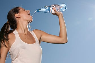 Wasser ist lebenswichtig. Doch wer zu viel trinkt, gefährdet seine Gesundheit.