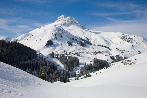 Warth am Arlberg: Der Bilderbuchort am Hochtannbergpass behauptet von sich, der schneereichste der Alpen zu sein. Elf Meter der weißen Pracht werden dort pro Winter gemessen.