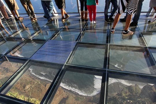 Der Besuch des Skywalks bedarf jeder Menge Mut, denn hier geht es fast 600 Meter in die Tiefe.