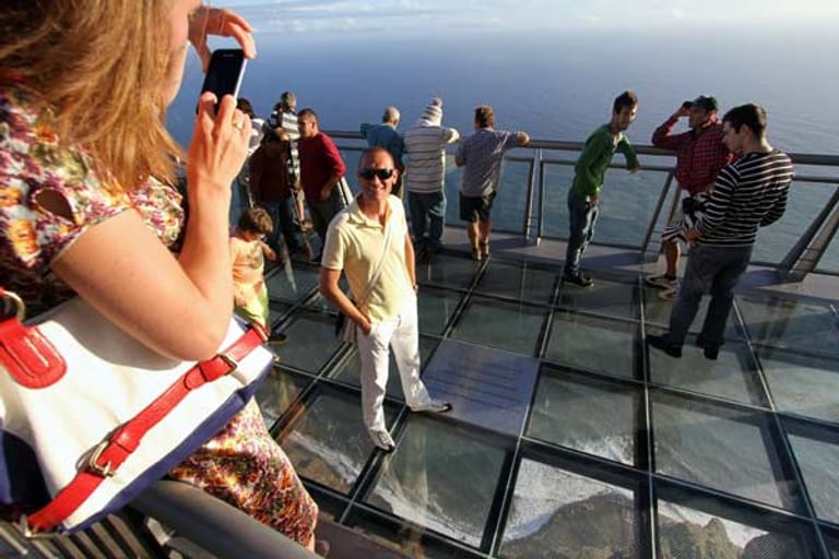 Am Cabo Girão, eine von Europas höchsten Klippen, wartet seit neustem ein Skywalk auf wagemutige Besucher.