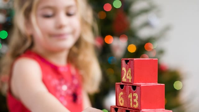 Eltern sollten bei Adventskalendern für Kinder ganz genau darauf achten, dass sie alkoholfrei sind. Eltern sollten bei Adventskalendern für Kinder ganz genau darauf achten, dass sie alkoholfrei sind.