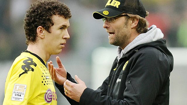 BVB-Trainer Jürgen Klopp (re.) nimmt sich seinen Spieler Ivan Perisic zur Brust. BVB-Trainer Jürgen Klopp (re.) nimmt sich seinen Spieler Ivan Perisic zur Brust.