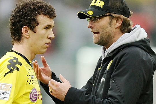 BVB-Trainer Jürgen Klopp (re.) nimmt sich seinen Spieler Ivan Perisic zur Brust.