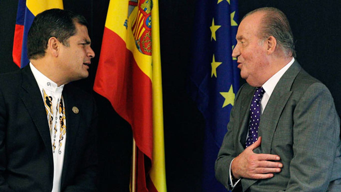 König Juan Carlos von Spanien bittet seine Ex-Kolonien um Hilfe - Ecuadors Präsident Correa (l.)