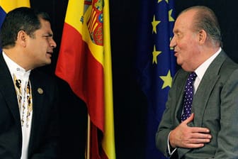 König Juan Carlos von Spanien bittet seine Ex-Kolonien um Hilfe - Ecuadors Präsident Correa (l.)