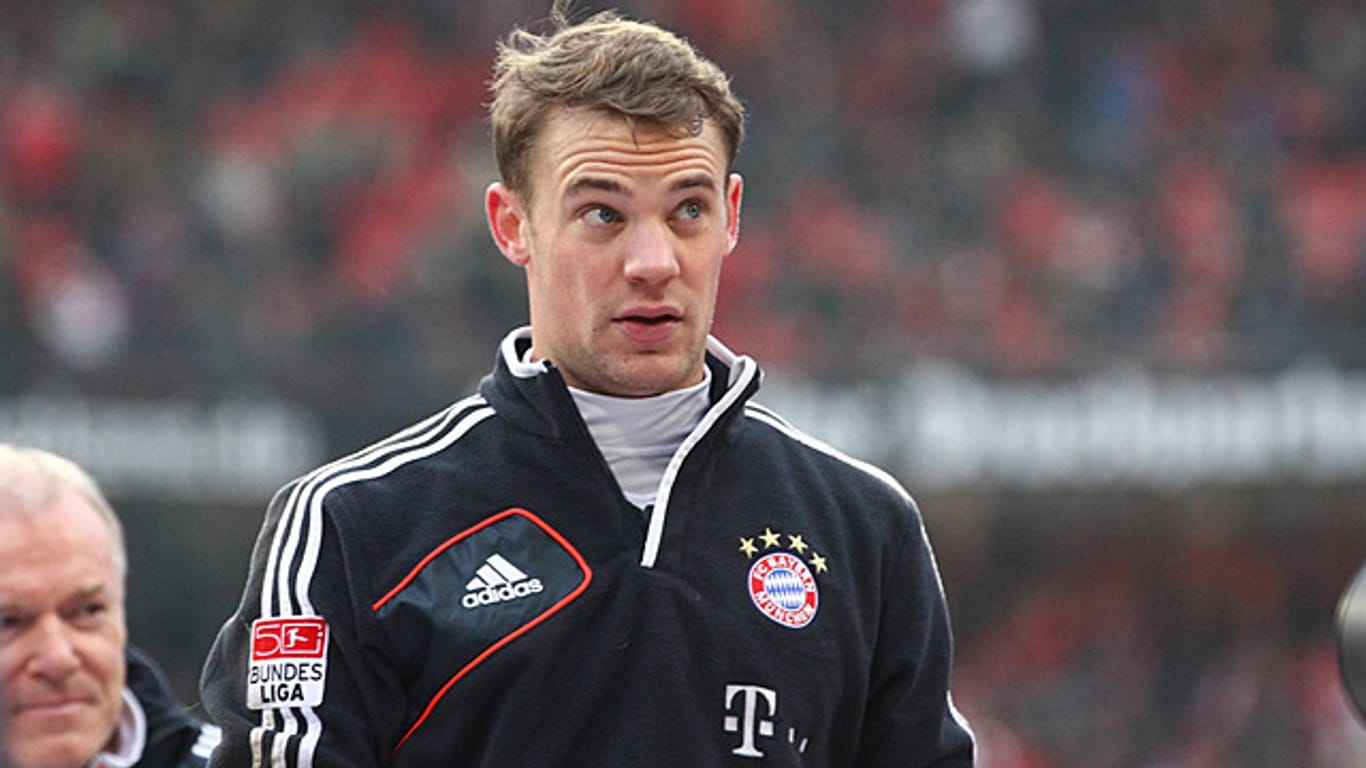 Bayern-Keeper Manuel Neuer blafft einen TV-Reporter an.