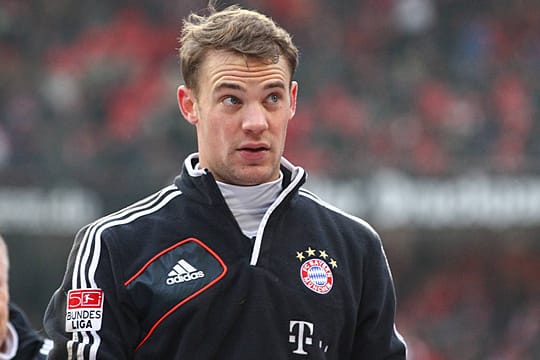 Bayern-Keeper Manuel Neuer blafft einen TV-Reporter an.