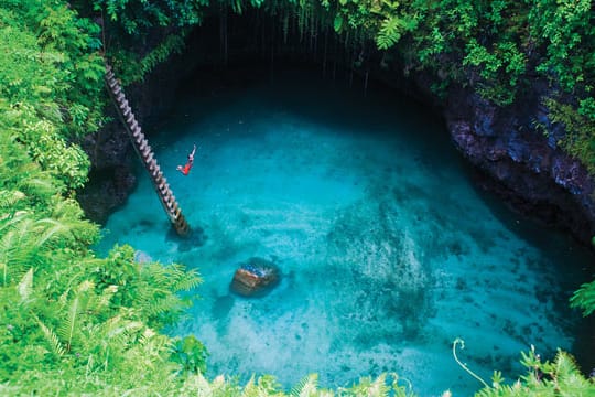 Ein Bild wie aus einer anderen Welt: Ein Besucher springt in den To Sua Ocean Trench auf Samoa.