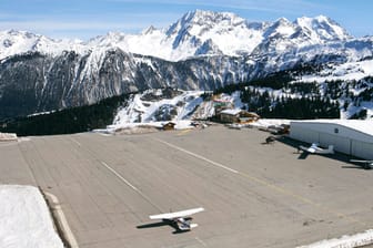 Der Flughafen Courchevel in den französischen Alpen: Während die Passagiere die Aussicht genießen können, muss der Pilot brillieren.