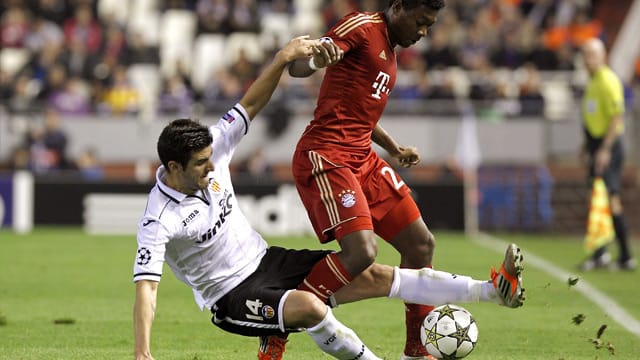 Antonio Barrangan grätscht David Alaba rüde um.
