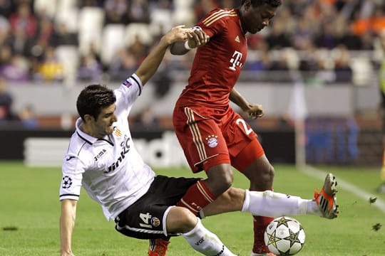 Antonio Barrangan grätscht David Alaba rüde um.