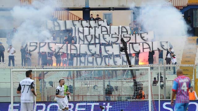 Der Fall "Antonio Speziale" sorgt weiter für Zündstoff. Zuletzt protestierten Fans von Catania Calcio gegen eine Verurteilung des Fans. Der Fall "Antonio Speziale" sorgt weiter für Zündstoff. Zuletzt protestierten Fans von Catania Calcio gegen eine Verurteilung des Fans.