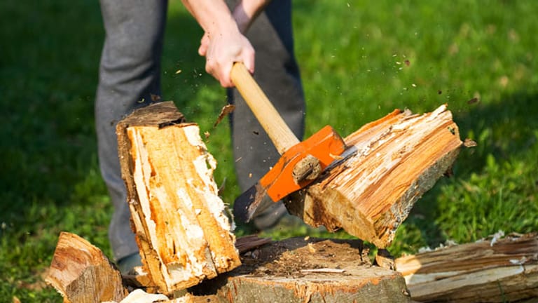 Holz spalten mit der Axt ist gutes Training, aber nicht ungefährlich.
