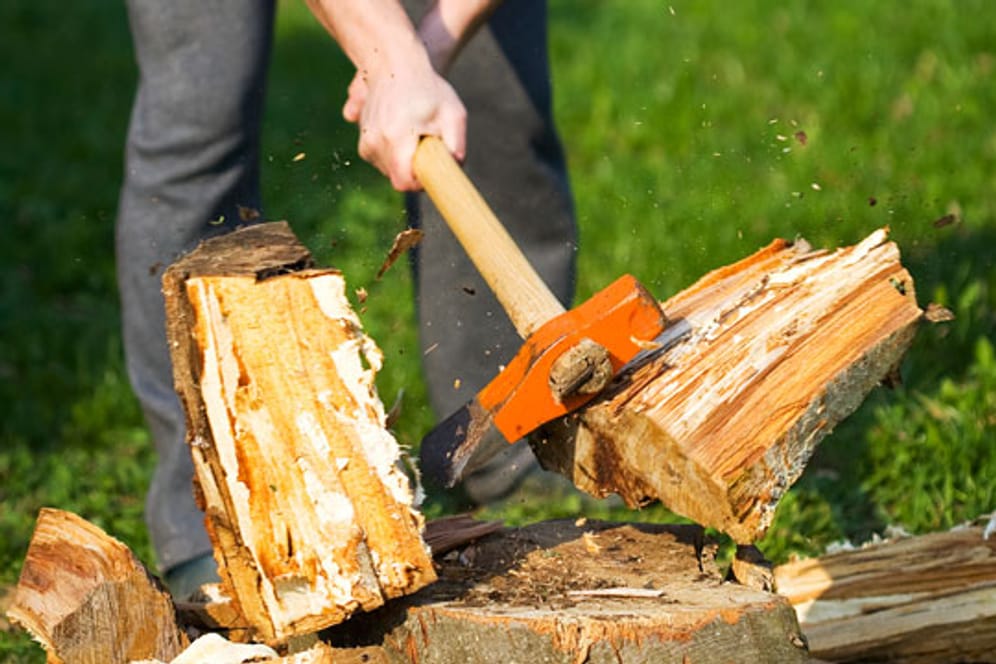 Holz spalten mit der Axt ist gutes Training, aber nicht ungefährlich.