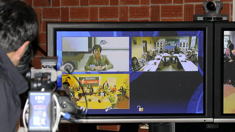 Monitor auf dem Schüler der Inselschulen Langeoog und Borkum zu sehen sind, während der Präsentation der ersten virtuellen Schule in Esens (Niedersachsen).
