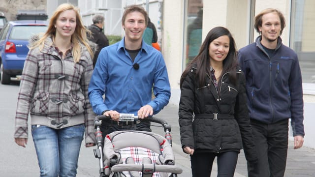 Die "stolzen Eltern" des Kinderwagen-Bremsassistenten: Simone Rudolph, Tobias Fritzsche, Ye Ji Park, Johannes Bilz (v.l.n.r.) Innovative Studenten der TU-Darmstadt.