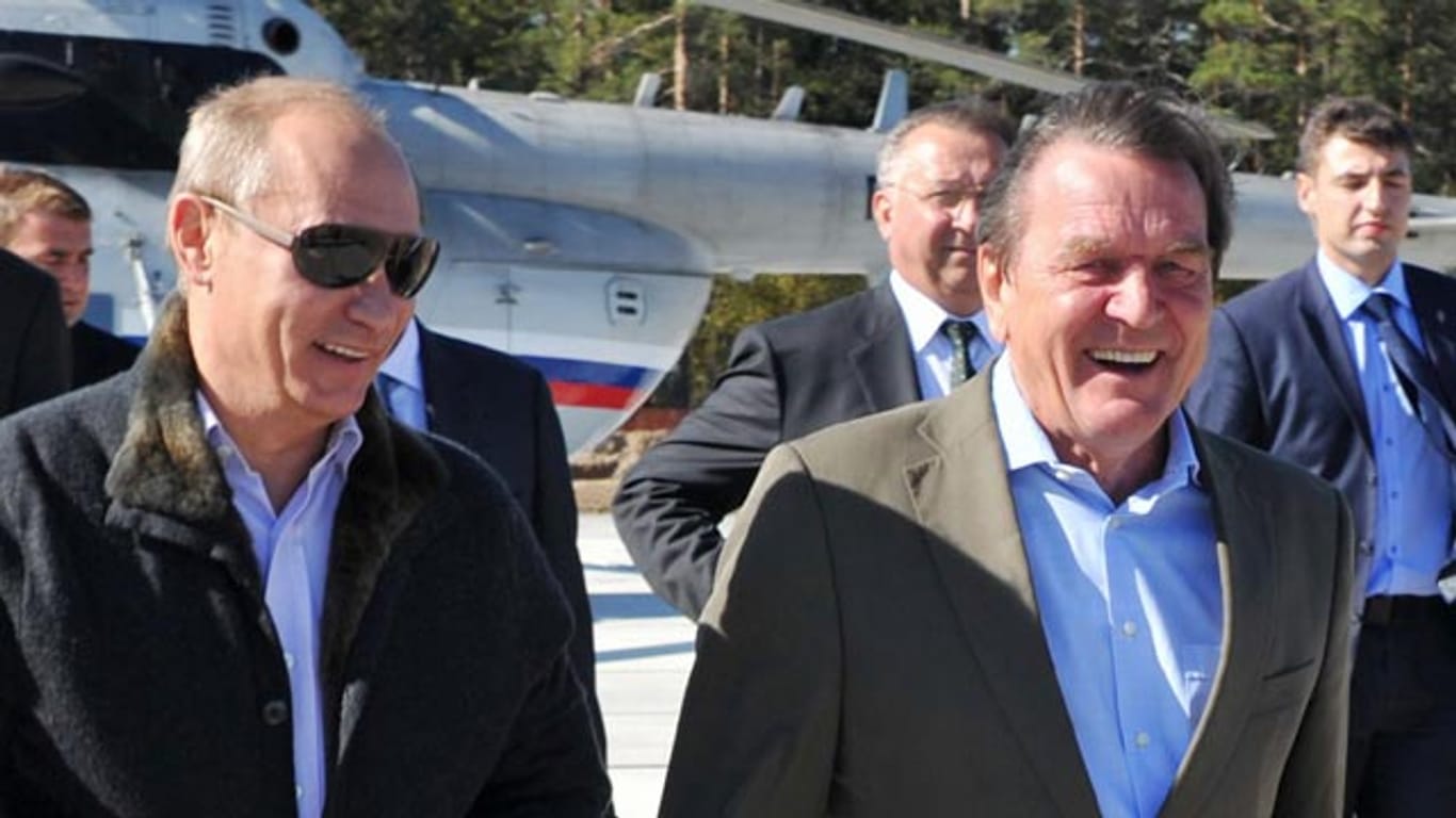 Russland Präsident Wladimir Putin und Altkanzler Gerhard Schröder