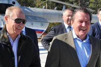 Russland Präsident Wladimir Putin und Altkanzler Gerhard Schröder