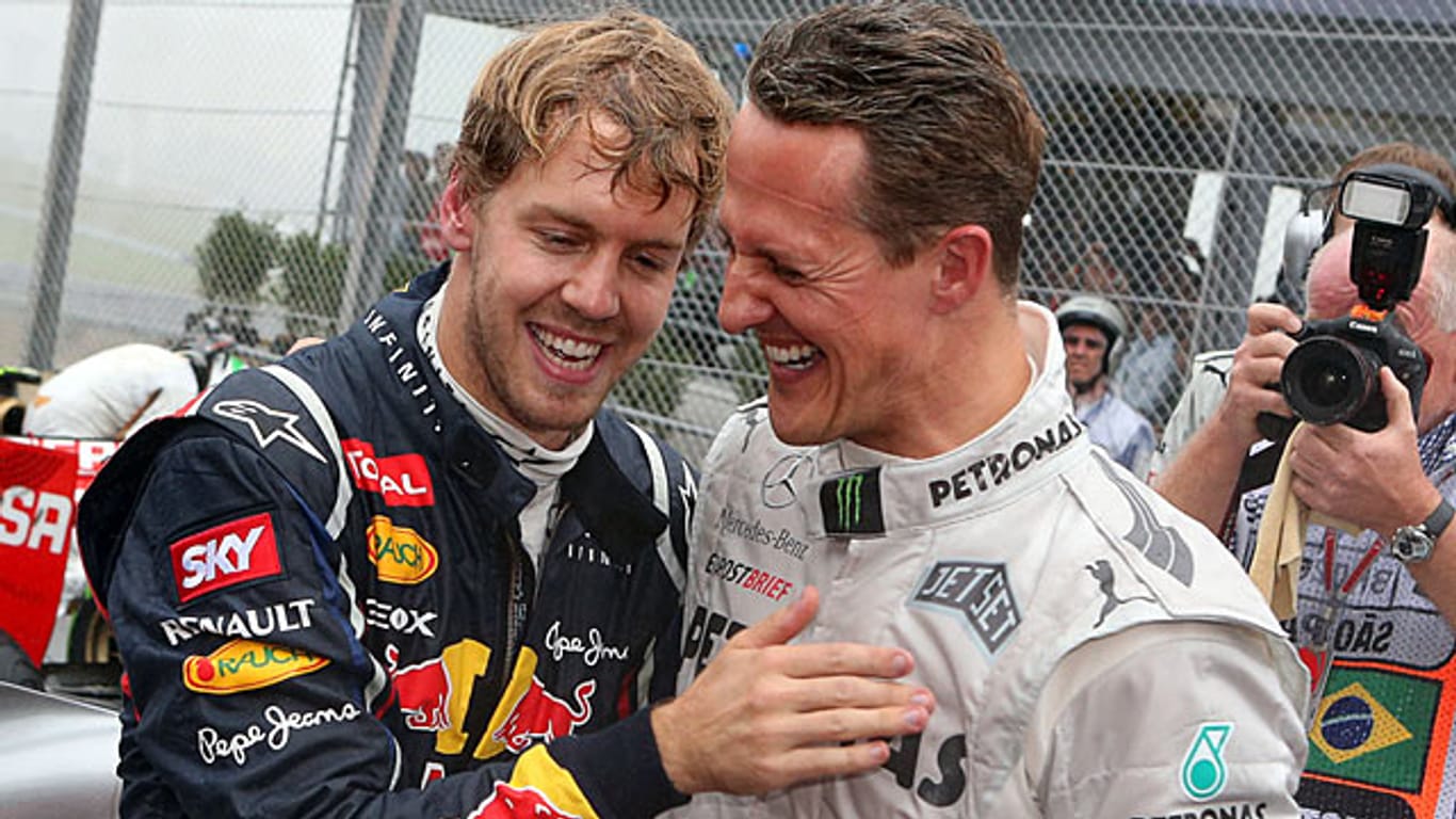 Michael Schumacher (re.) freut sich mit Sebastian Vettel.
