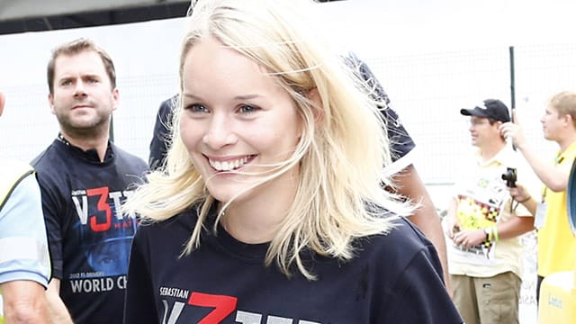 Vettel-Freundin Hanna eilt freudestrahlend in Richtung Red-Bull-Garage. Vettel-Freundin Hanna eilt freudestrahlend in Richtung Red-Bull-Garage.