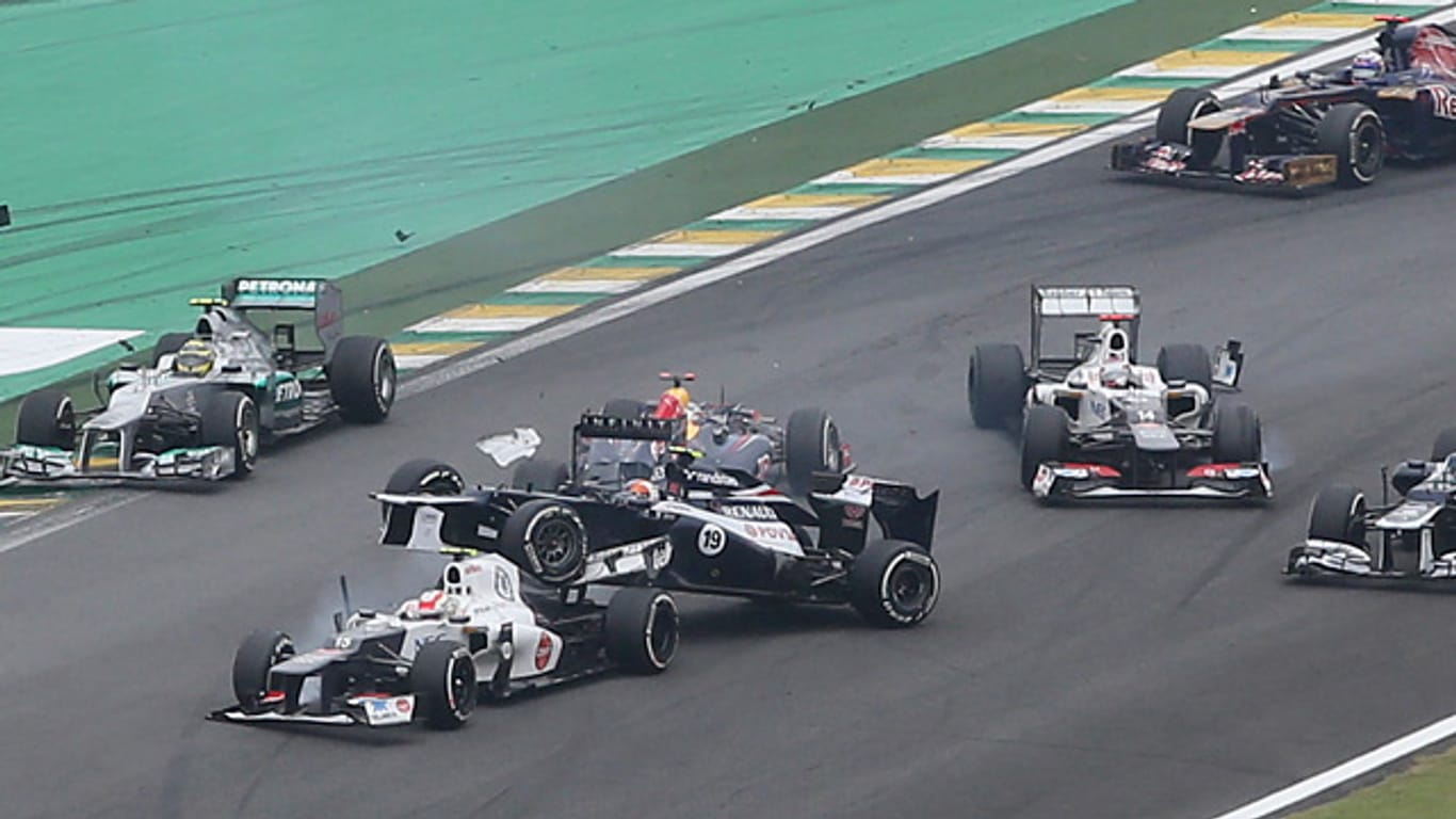 Chaos in Kurve drei: Senna fährt in Vettel und Perez rein.