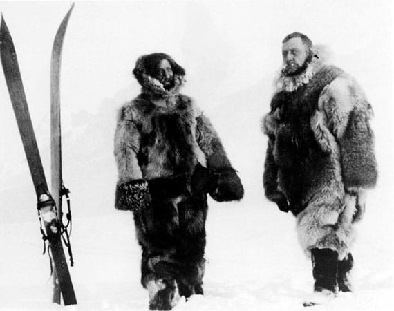 Amundsen (rechts im Bild) scheiterte bei diesem Versuch, es gelang dem Norweger aber immerhin, mit der "Maud" Alaska zu erreichen. Amundsen (rechts im Bild) scheiterte bei diesem Versuch, es gelang dem Norweger aber immerhin, mit der "Maud" Alaska zu erreichen.