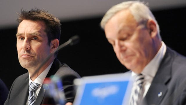 Manager Michael Preetz (li.) und Präsident Werner Gegenbauer erklären bei der Mitgliederversammlung die wirtschaftliche Situation der Hertha. Manager Michael Preetz (li.) und Präsident Werner Gegenbauer erklären bei der Mitgliederversammlung die wirtschaftliche Situation der Hertha.