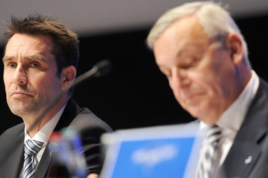 Manager Michael Preetz (li.) und Präsident Werner Gegenbauer erklären bei der Mitgliederversammlung die wirtschaftliche Situation der Hertha.