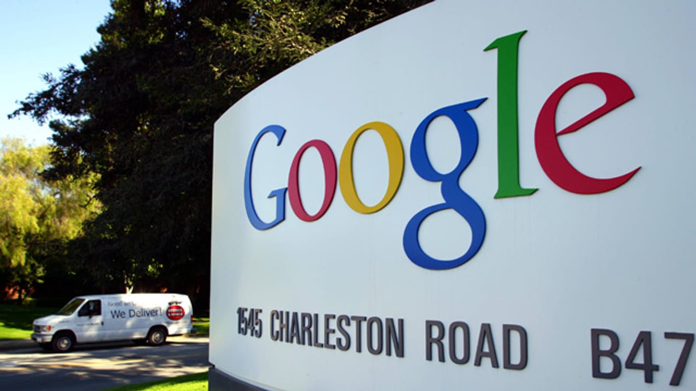 Google-Logo auf Firmenschild.