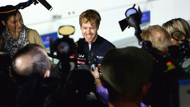 WM-Held Vettel bringt eine dicke Prämie für jeden Red-Bull-Mitarbeiter nach England. WM-Held Vettel bringt eine dicke Prämie für jeden Red-Bull-Mitarbeiter nach England.