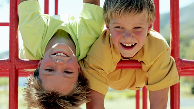 Kinderfreundschaft: Freundschaften müssen von Kindern erst erlernt werden.