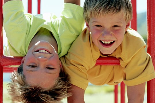 Kinderfreundschaft: Freundschaften müssen von Kindern erst erlernt werden.