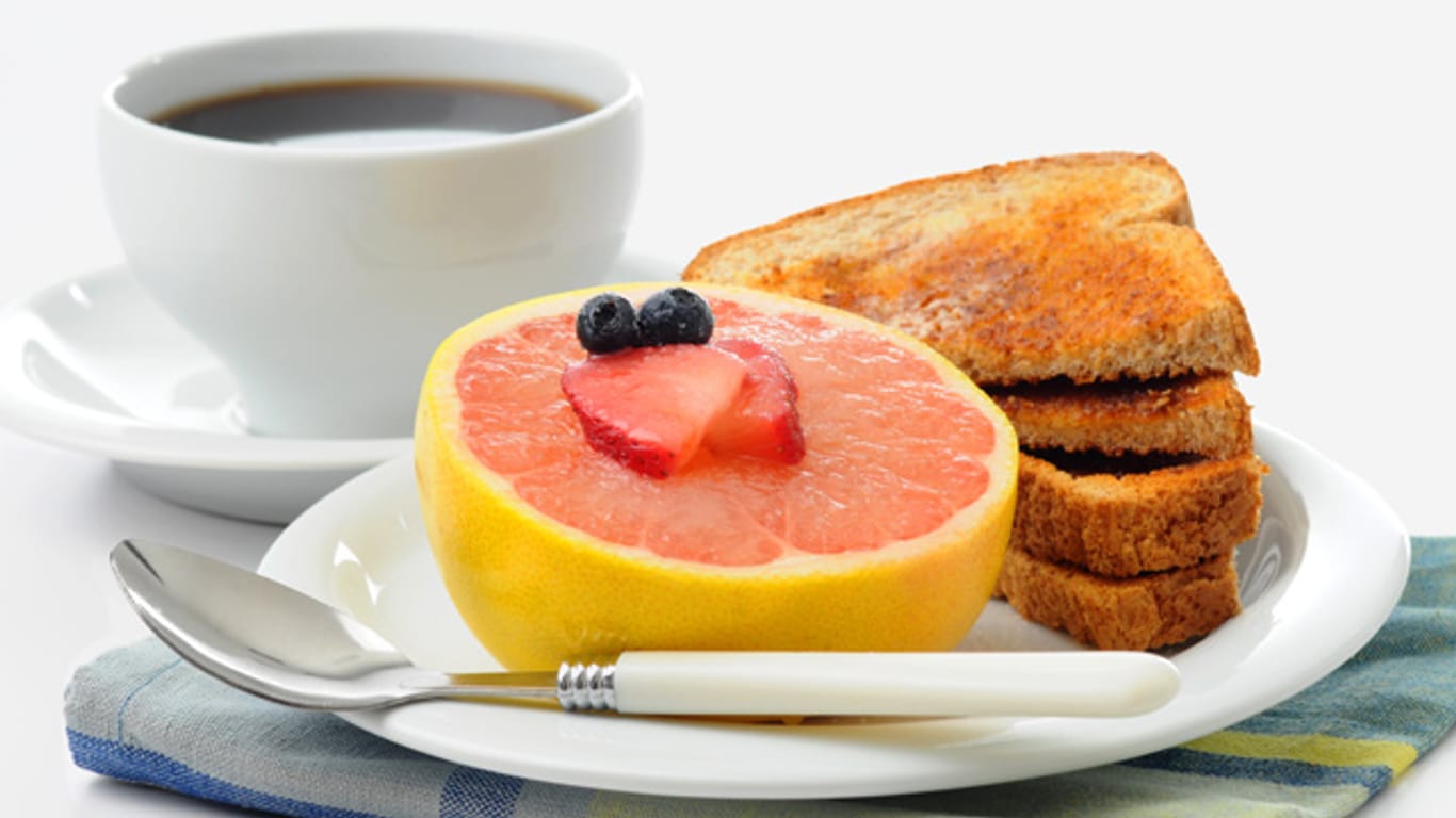 Eine halbe Grapefruit zum Frühstück führt zu Wechselwirkungen mit Medikamenten.