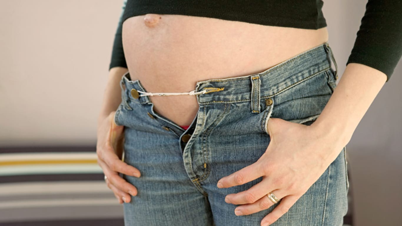 Umstandshosen sind für schwangere Frauen ab einem bestimmten Zeitpunkt ein absolutes Must-have.