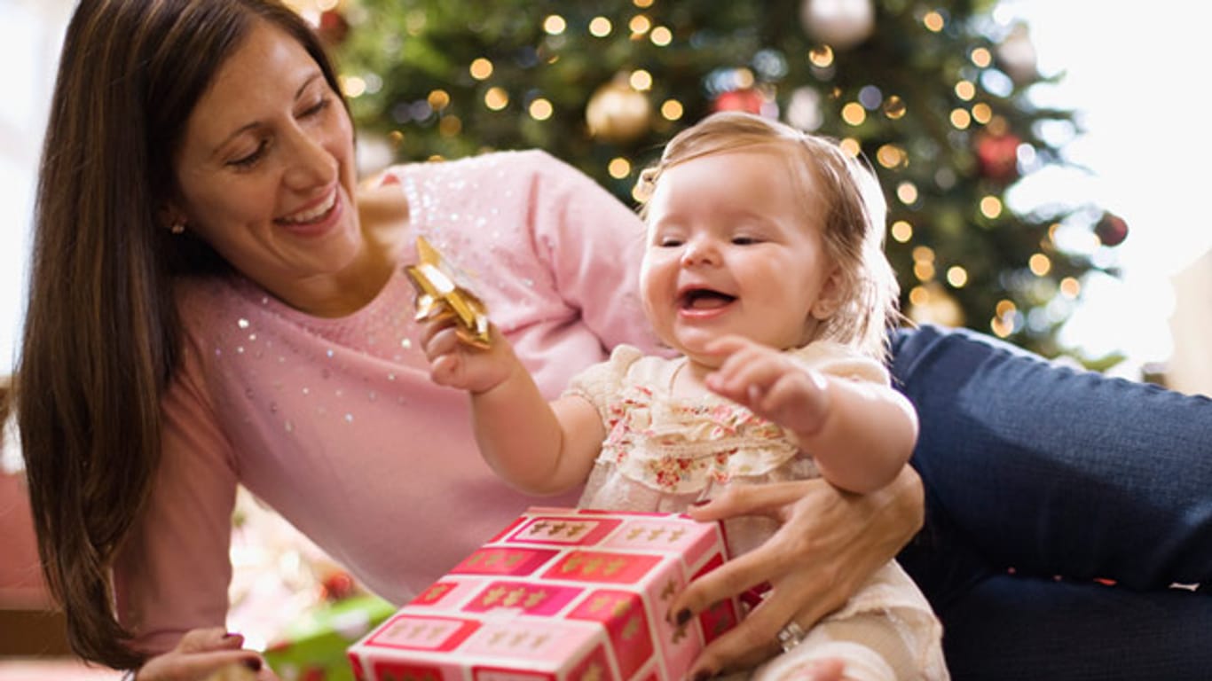 Das erste Weihnachtsfest mit Baby - so schaffen Familien ihre eigenen Rituale.