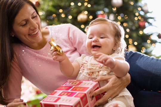 Das erste Weihnachtsfest mit Baby - so schaffen Familien ihre eigenen Rituale.