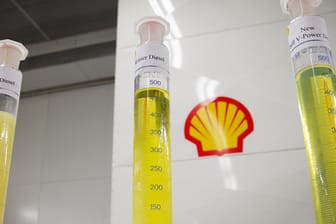Neuer Shell-Winterdiesel (rechts)