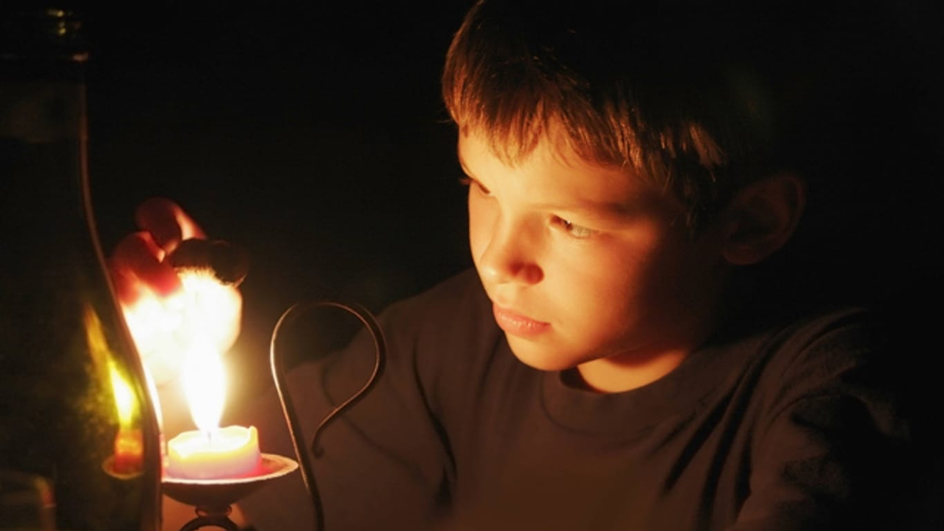 Verbrennungen: Kinder müssen den richtigen Umgang mit Feuer lernen, denn Verbrennungen passieren schnell.